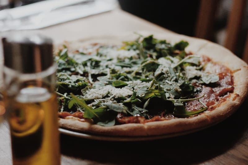 Pizza med frisk rucola og parmesan
